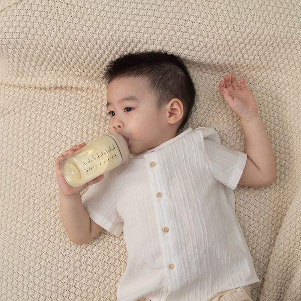 Cai sữa khi bé có thể uống sữa tươi, sữa công thức