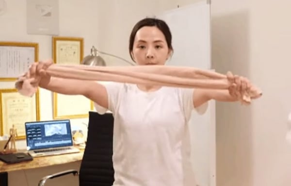 2 tay giơ trước ngực 