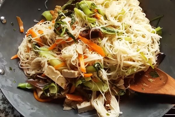Sợi hủ tiếu tươi kết hợp đậu hũ xào chay