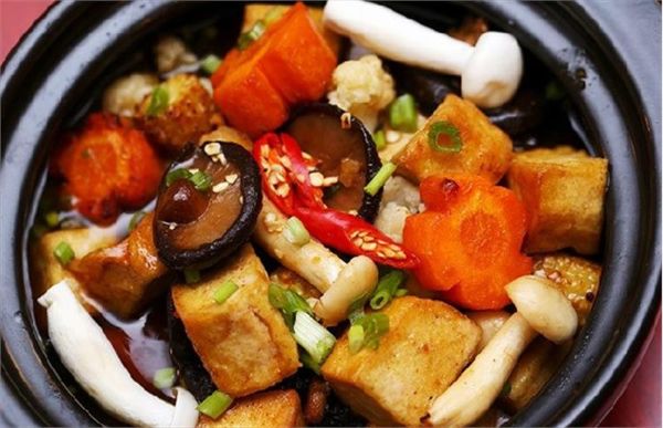 Đậu hũ kho sả ớt, kết hợp thêm ít nấm.