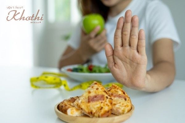 Những thực phẩm nên tránh để giảm béo mặt