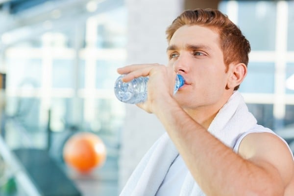 Cần cung cấp đủ 2 lít nước mỗi ngày cho cơ thể