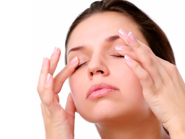 Bài massage vùng mắt giúp ngăn ngừa tình trạng quầng thâm, bọng mắt đáng kể