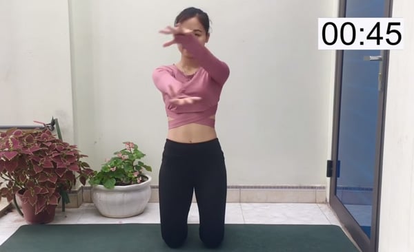 Giơ thẳng tay trước ngực 