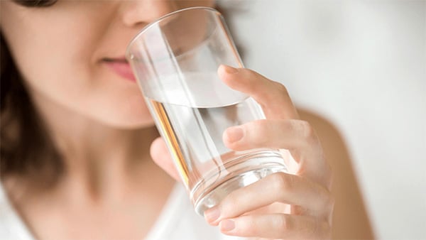có thể uống một ly nước để tạo cảm giác no giả