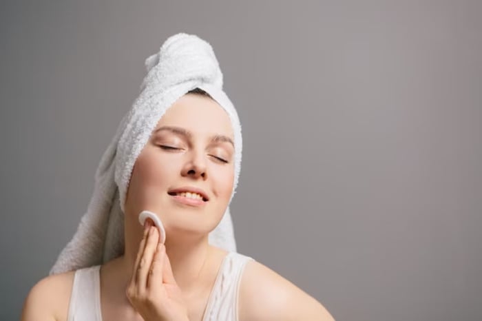 Dùng bông tẩy trang thấm nước muối sinh lý để vệ sinh các nốt mụn.