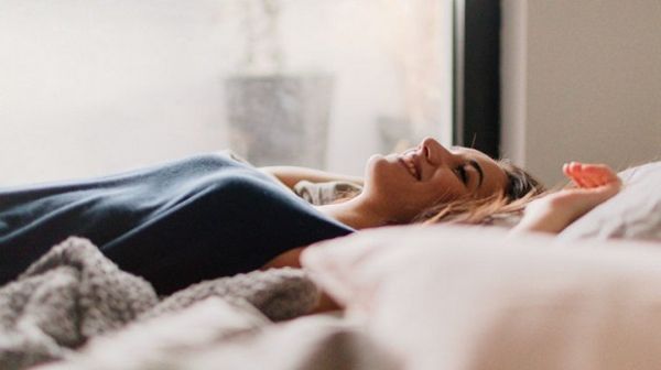 Việc ngủ đủ giấc sẽ giúp mẹ thoải mái tinh thần, giảm cân hiệu quả