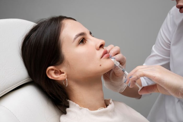 Lựa chọn cơ sở uy tín để tiêm Hyaluronidase làm tan filler môi.