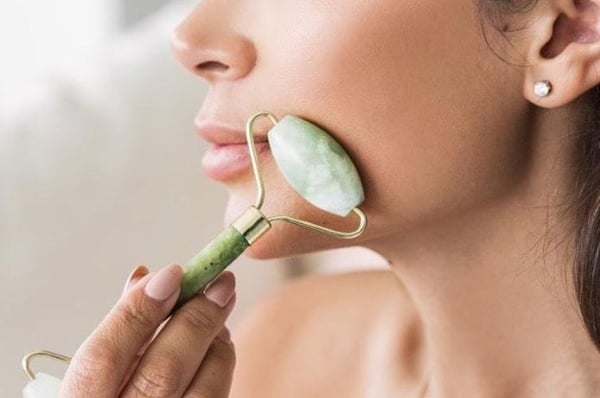 Dùng thanh lăn là cách matxa mặt thon gọn hiệu quả