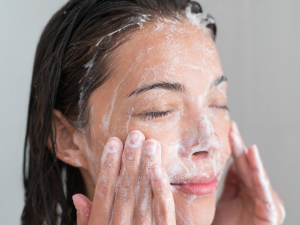 Làm sạch da là bước quan trọng trước khi thực hiện massage mặt