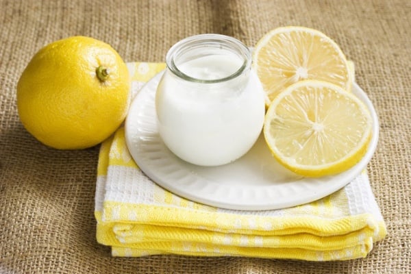 Mặt nạ kết hợp từ chanh và sữa chua giúp sản sinh collagen và trắng da
