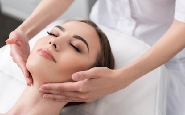 Vùng cằm cần được massage cẩn thận để khuôn mặt trông nhẹ nhàng, thanh thoát