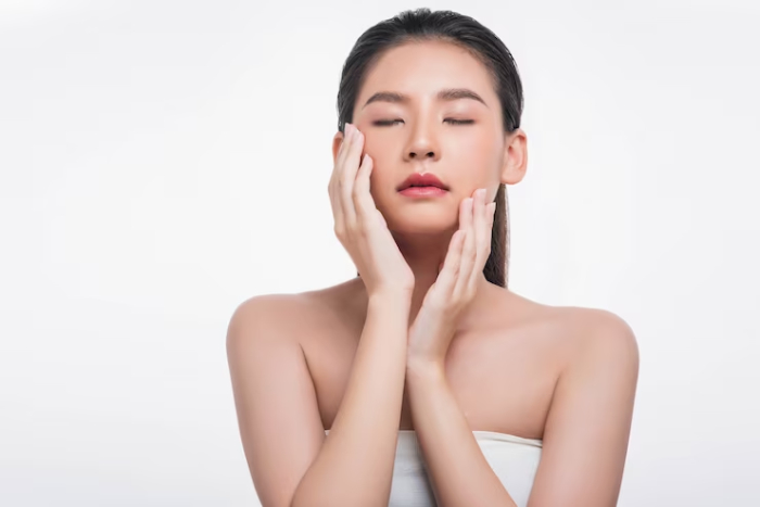 Căng da bằng chỉ tự tiêu giúp cải thiện các nếp nhăn, gương mặt trẻ đẹp, rạng rỡ hơn.