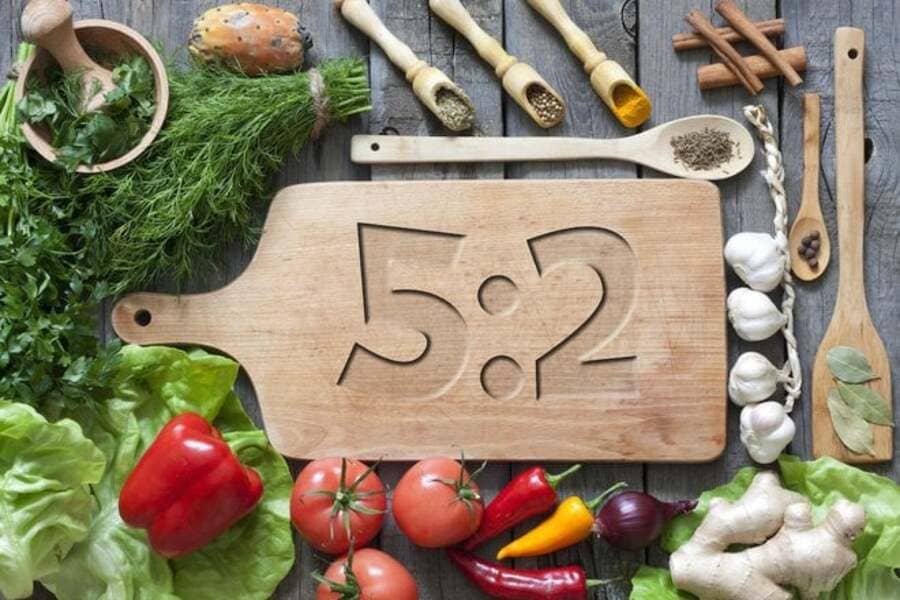 Nhịn ăn gián đoạn theo tuần 5:2 sẽ nhịn ăn 2 ngày trong tuần và ăn bình thường 5 ngày còn lại