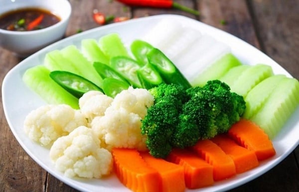 Chị em nên ăn đa dạng rau củ luộc để không bị chán