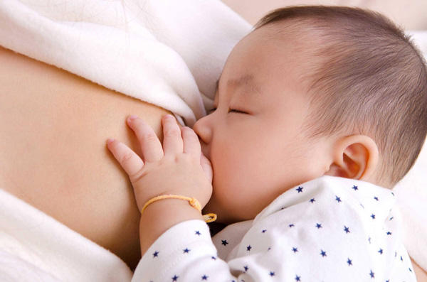 Cho trẻ bú sửa mẹ trong 3 tháng đầu