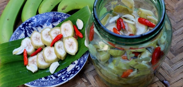 Chuối xanh bảo quản trong hũ thủy tinh 