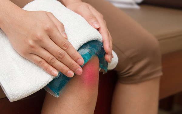 Chườm đá lạnh có tác dụng làm giảm đau và giảm sưng viêm