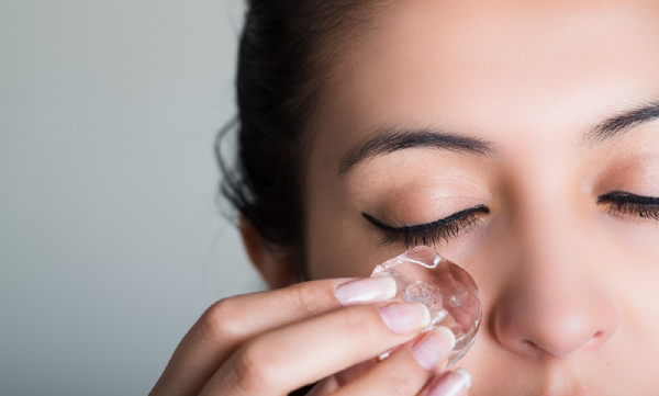 Chườm đá lên mặt khắc phục tình trạng sưng tấy sau khi căng chỉ collagen.