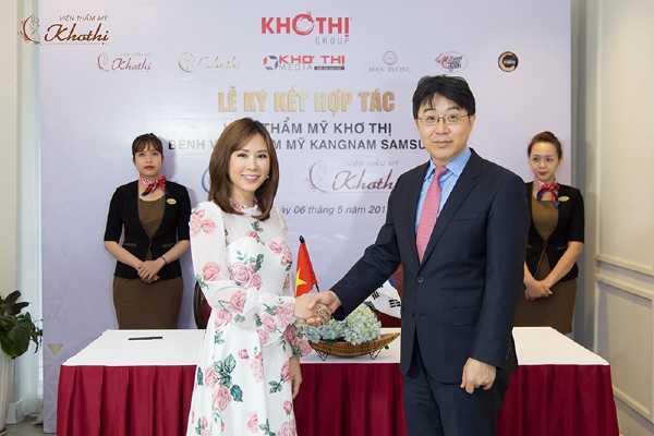 Hoa hậu Nguyễn Thị Thu Hoài và Giám đốc Bệnh viện thẩm mỹ Kangnam Samsung Hàn Quốc tại buổi lễ ký kết hợp tác vào ngày 16/5/2017