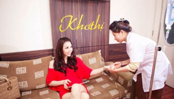 Bác sĩ thăm khám và đưa ra liệu trình phù hợp cho khách hàng