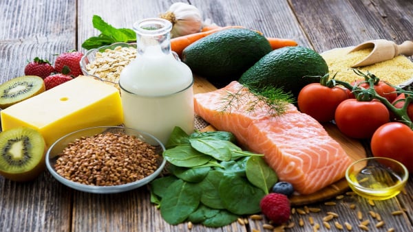 Cung cấp đủ chất dinh dưỡng từ nhiều nhóm thức ăn khác nhau để da luôn khỏe mạnh, nhanh phục hồi.