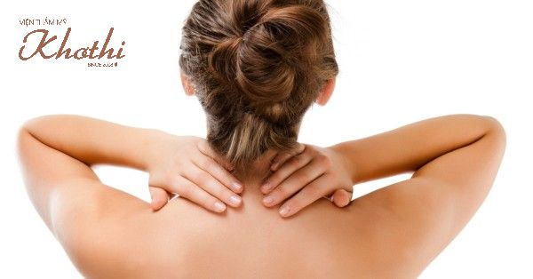 Làm căng da cổ bằng cách massage