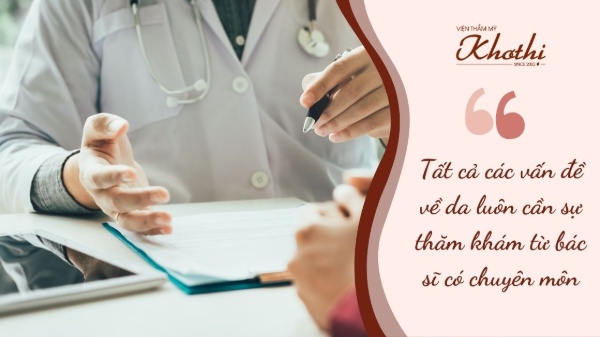 Một người đang thăm khám bác sĩ có chuyên môn sẽ giúp bạn tiết kiệm thời gian và có lộ trình điều trị bài bản.