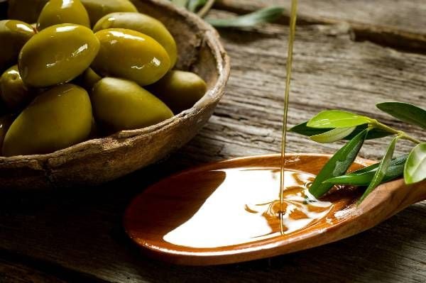 Sử dụng dầu oliu giảm cân bằng cách tác động massage trực tiếp lên cơ thể