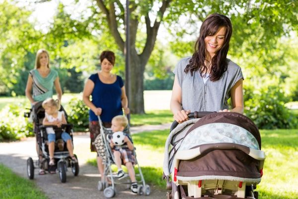 Bạn có thể dành ra 15-20 phút mỗi ngày đi bộ hoặc đẩy xe cùng bé.