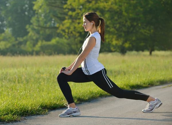 Nên khởi động nhẹ, làm ấm người bằng các bài vận động cơ bản