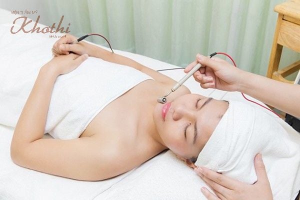 Khách hàng sẽ cầm 1 đầu điện cực trên tay khi thực hiện