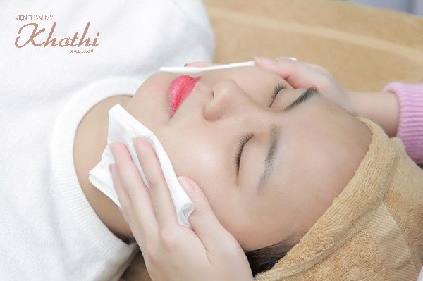 Vệ sinh da cẩn thận trước khi thực hiện điện di trẻ hóa da