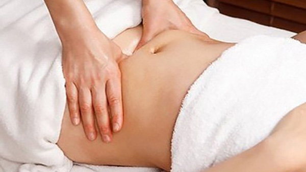 Dùng dầu dừa để massage bụng