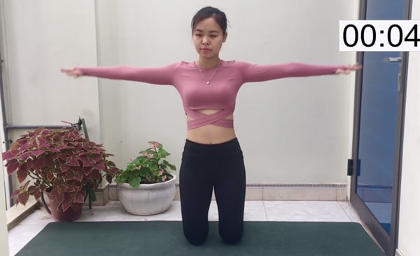 Duỗi thẳng 2 tay 