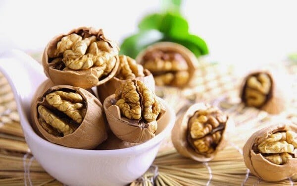 Hạt óc chó giúp hạn chế cảm giác đói bụng.