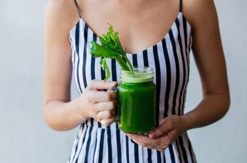 Các chị em phụ nữ chỉ nên uống 500ml bột cần tây mỗi ngày. Các chị em phụ nữ chỉ nên uống 500ml bột cần tây mỗi ngày.