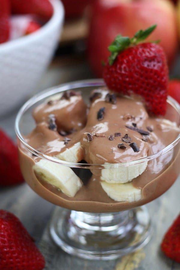 Trái cây kết hợp cùng sữa chua cacao là món ăn vặt lành mạnh không gây tăng cân.