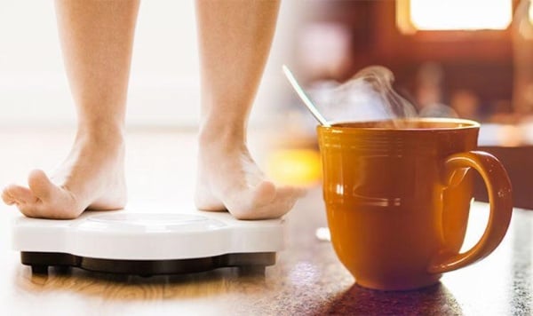 Cà phê hỗ trợ giảm cân bằng cách giảm sự thèm ăn và tăng cường trao đổi chất. Một cốc cà phê màu nâu và một bàn chân người