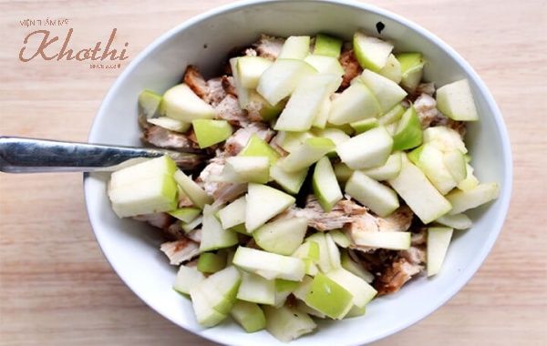 Salad gà với hạt óc chó nhiều dinh dưỡng.