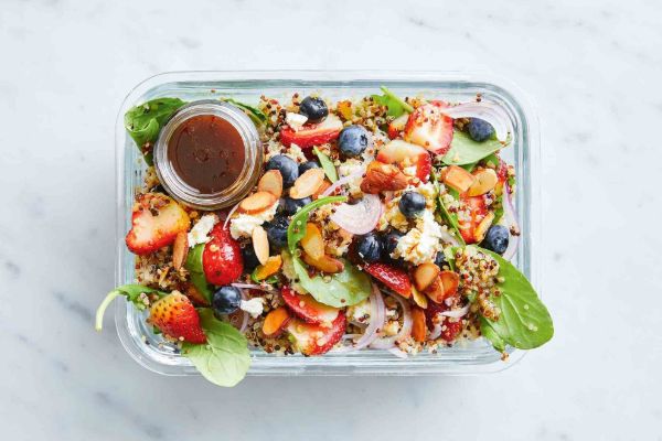 Salad quinoa có thể dùng trong bữa trưa hoặc bữa tối