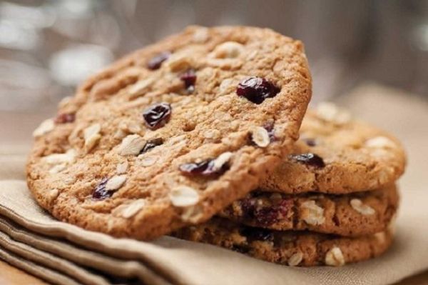 Chế biến diêm mạch thành bánh để dùng cho lúc ăn vặt