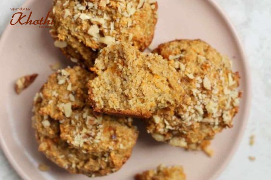 Khoai lang giàu vitamin và chất xơ với yến mạch cung cấp protein và năng lượng.