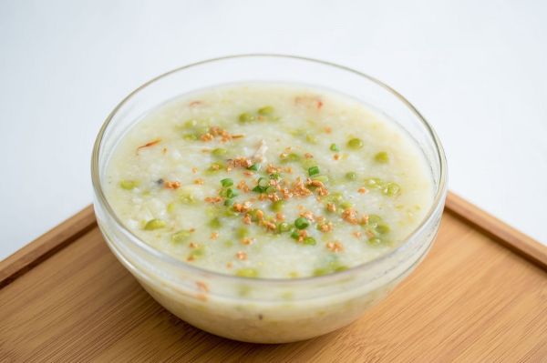 Cháo lá sen khô chứa ít năng lượng nên rất thích hợp cho bữa sáng giảm cân.
