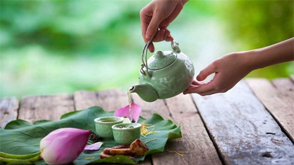 Bình Trà lá sen có công dụng giảm mỡ và thanh lọc cơ thể Bình Trà lá sen có công dụng giảm mỡ và thanh lọc cơ thể