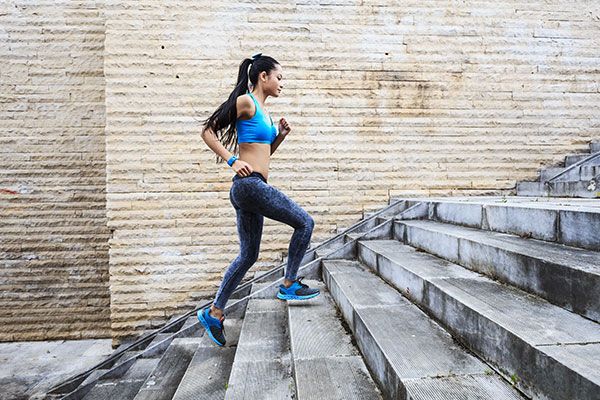 Cứ 10 phút leo cầu thang tiêu hao được 100 calo