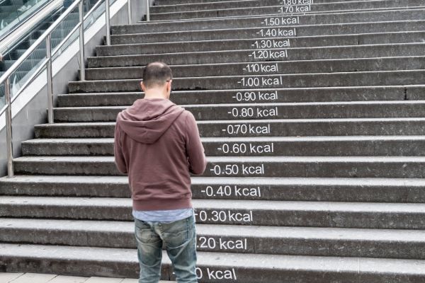 Đốt cháy 5 calorie mỗi phút bằng cách đi bộ từ từ lên cầu thang
