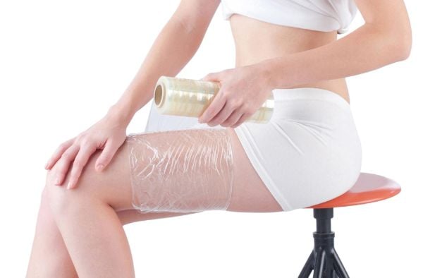 Màng bọc thực phẩm giúp tạo ra môi trường hoàn hảo làm mất nước, khiến bạn lầm tưởng là giảm mỡ