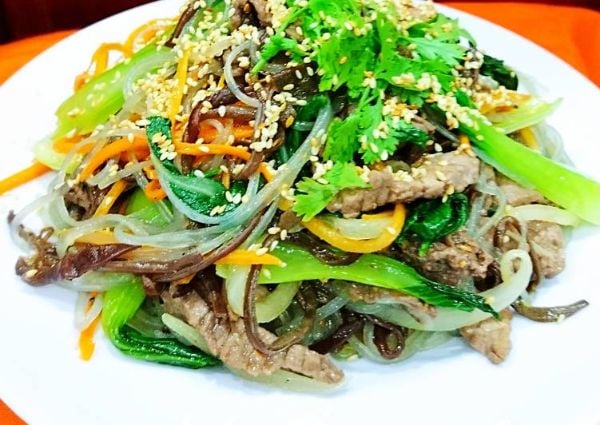 Có thể giảm cân nhờ ăn miến trộn với nhiều loại rau khác nhau