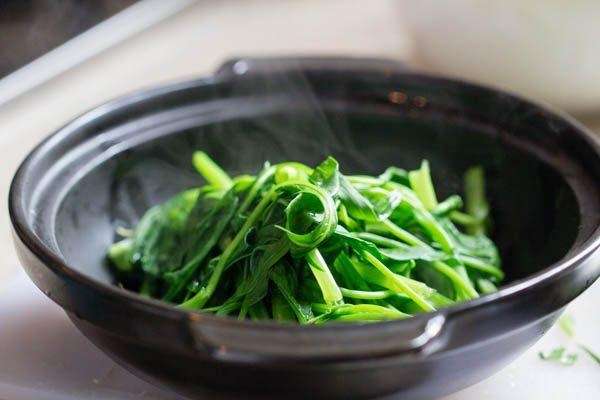 Rau muống luộc thanh nhiệt giải độc. Một bát muống luộc màu đen